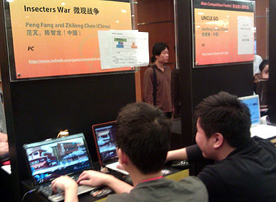 《微观战争》获中国独立游戏节“最佳技术奖”，对于在家写了两年代码的陈智龙，这个奖有着特别的意义。