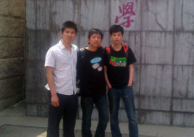 站在最右边的是一位16岁的热心玩家，来自《微观战争》QQ群。玩家的帮助和鼓励，令他们感动。